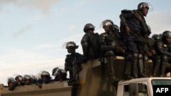 Ba policiers na mutuka moko na Lubumbashi, Haut-Katanga, 9 décembre 2011.