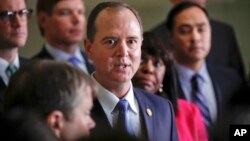 El representante Adam Schiff dijo en una carta al presidente del comité, Devin Nunes, que los demócratas descubrieron el miércoles por la noche que el memorando había sufrido "cambios materiales".