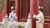 身穿仿清朝满族贵族女性服装“格格装”的中国女子在紫禁城拍照。