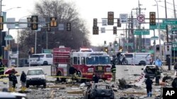 1 Şubat 2025 - Phildelphia'da bir ambulans uçağın düştüğü alan ve çevresinde ciddi hasar meydana geldi