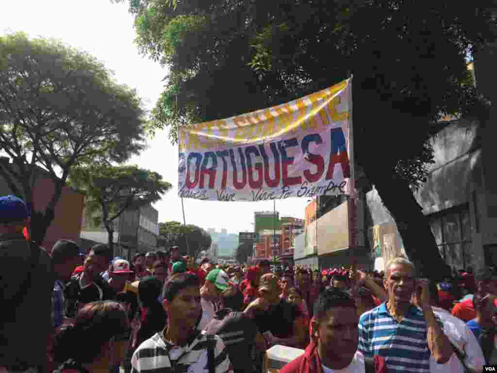 Milhares de chavistas gritam slogans com a frase &quot;Maduro no está solo&quot; (Maduro não está sozinho) com o objectivo de mostrar que essa é a mensagem que querem passar ao mundo nesta jornada de protestos.