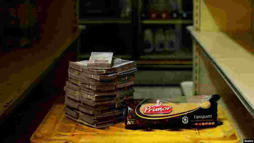 Un kg de pasta junto a 2.500.000 bolívares, equivalente a 0,38 dólares. 