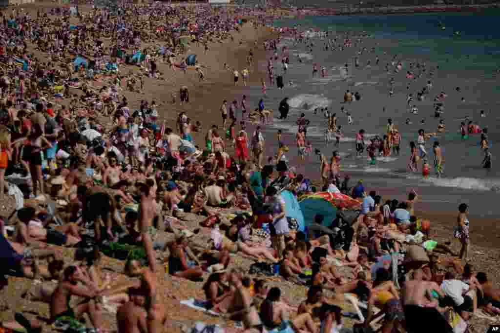 گرمای هوا موجب حضور هزاران نفر در ساحل برایتون در جنوب لندن شده است. دما به ۳۲.۶ رسید و مردم بدون توجه به هشدارهای کرونا، به سوی سواحل هجوم بردند. 