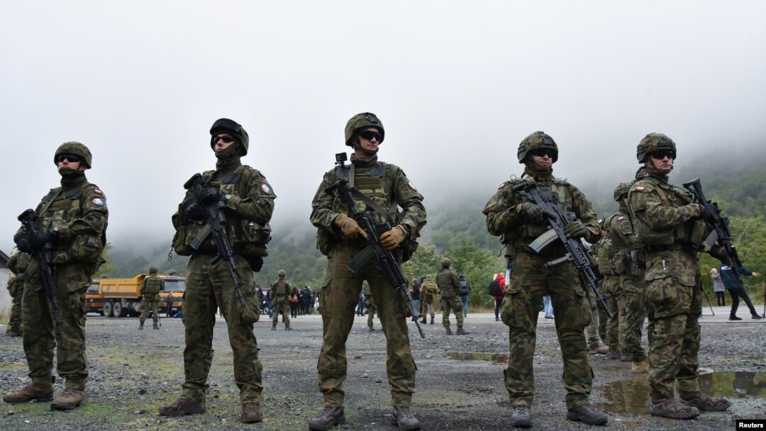 Pripadnici mirovnih snaga KFOR-a patroliraju u blizini graničnog prelaza Jarinje između Kosova i Srbije, Kosovo, 2. oktobra 2021. (Foto: Rojters, Laura Hasani)