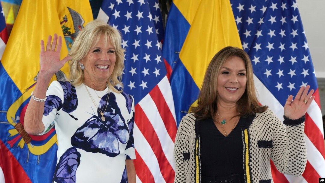 Las primeras damas de EEUU, Jill Biden, a la izquierda, y Ecuador, María de Lourdes Alcívar, saludan a la prensa desde el Palacio Presidencial, en Quito, el 19 de mayo de 2022.