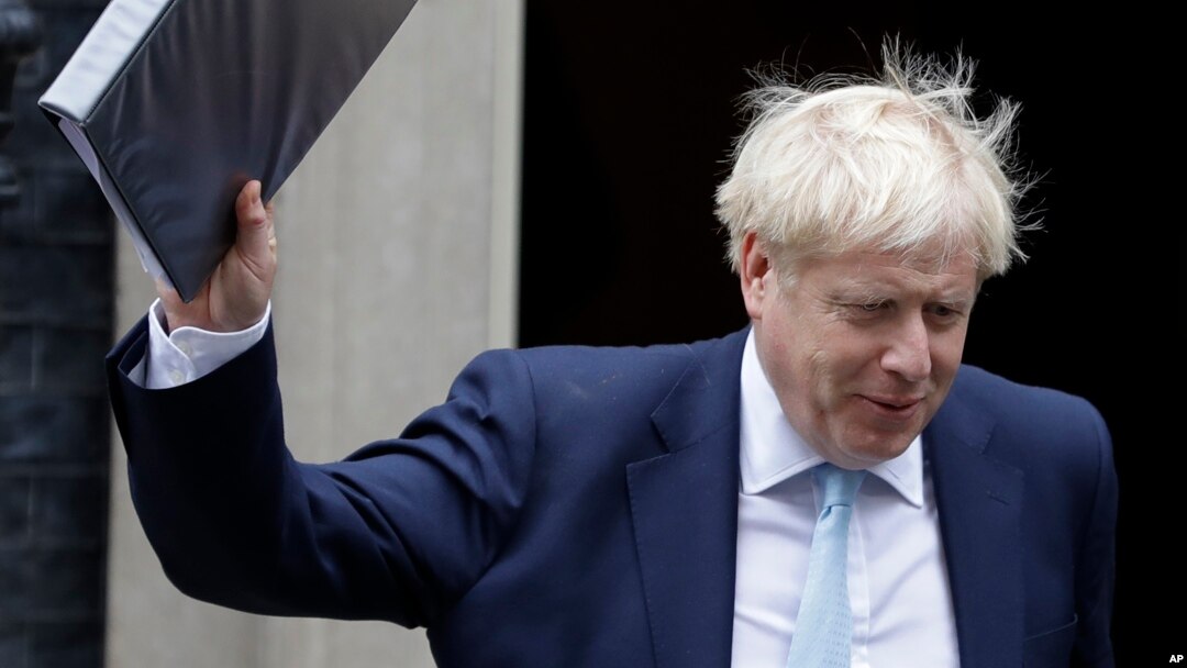 Premijer Velike Britanije Boris Džonson izlazi iz svoje rezidencije u Dauning ulici (Foto: AP)