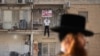 Una efigie del líder de Hamás, Yehya Sinwar, cuelga del balcón de un apartamento bajo el cartel "Indeseado", en Jerusalén el jueves 28 de marzo de 2024. 