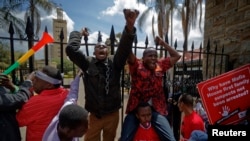 Les manifestants aux portes du Parlement à Nairobi, Kenya, 31 mai 2018.