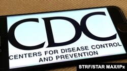 На фото: логотип Центрів з контролю та профілактики захворювань Міністерства охорони здоров’я США на екрані мобільного пристрою