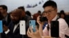 ARSIP – Demonstrasi produk Apple yang baru dirilis tampak dalam foto setelah acara peluncuran produk di Steve Jobs Theater di Cupertino, California, AS, 12 September 2018 (foto: Reuters/Stephen Lam)