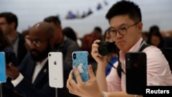 ARSIP – Demonstrasi produk Apple yang baru dirilis tampak dalam foto setelah acara peluncuran produk di Steve Jobs Theater di Cupertino, California, AS, 12 September 2018 (foto: Reuters/Stephen Lam)