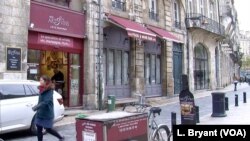 Selama ini dikenal karena minuman anggurnya, kota Bordeaux di Paris kini memiliki reputasi untuk upayanya melawan radikalisasi. (VOA/Lisa Bryant)