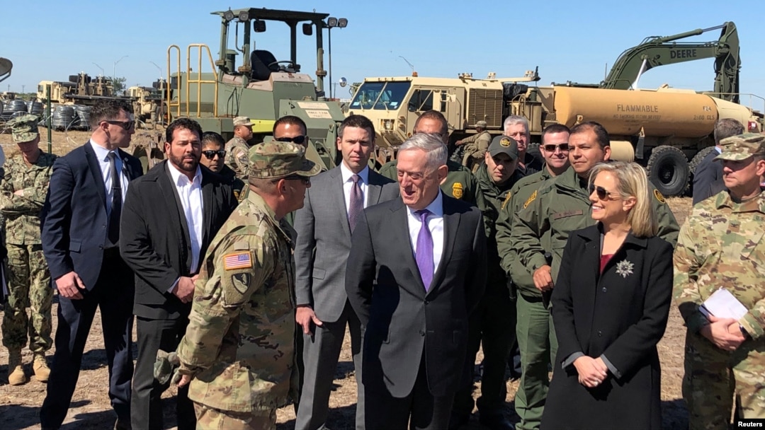 Menhan AS Jim Mattis dan Menteri Keamanan Dalam Negeri Kirstjen Nielsen mengunjungi Base Camp di Donna, Texas, 14 Novermber 2018
