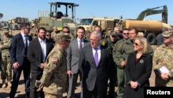 Menhan AS Jim Mattis dan Menteri Keamanan Dalam Negeri Kirstjen Nielsen mengunjungi Base Camp di Donna, Texas, 14 Novermber 2018