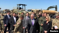 Jim Mattis, sec. de Defensa de EE.UU. y Kirstjen Nielsen, sec. de Seguridad Nacional visitan el Campo Base Donna, en Texas.