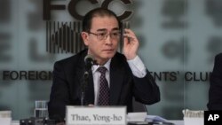 ARSIP – Mantan wakil dubes Korea Utara di Inggris, Thae Yong Ho berbicara dengan media di Foreign Correspondents Club di Seoul, Korea Selatan, Rabu, 25 Januari 2017 (foto: Ed Jones, Pool Photo, via AP)