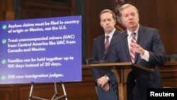 El senador Lindsey Graham, presidente de la Comisión Judicial del Senado de EE.UU., durante una conferencia de prensa junto al comisionado interino de la Agencia de Aduanas y Protección Fronteriza, John Sanders, en el Capitolio en Washington, DC. el miércoles, 15 de mayo de 2019.