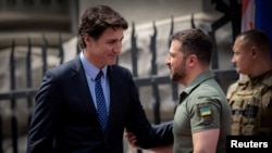 El presidente de Ucrania, Volodymyr Zelenskiy, da la bienvenida al primer ministro canadiense, Justin Trudeau, en medio de la guerra de Rusia contra Ucrania, en Kiev, Ucrania, el 10 de junio de 2023.