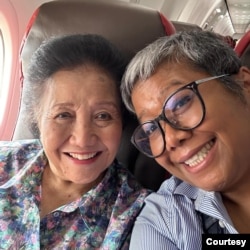 Rahimah Abdulrahim (kanan) bersama ibu tersayang. (Courtesy : Pribadi)