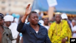 Le président togolais Faure Gnassingbe salue ses partisans lors d'un meeting à Lomé, le mercredi 22 avril 2015. (AP Photo/Erick Kaglan)