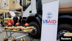 Tim penyelamat Ukraina terlihat di samping peralatan baru yang diberikan oleh Badan Pembangunan Internasional Amerika Serikat (USAID) di Kyiv, Ukraina, 17 Juli 2023. (Foto: Alina Smutko/Reuters)