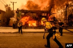 Vatrogasci pokušavaju da ugase požar u Altadeni (Foto: AFP/Josh Edelson)