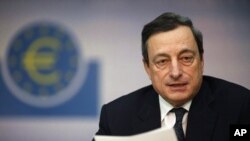 Gubernur Bank Sentral Eropa (ECB) Mario Draghi memberikan pernyataan di London Kamis (26/7) bahwa ECB akan melakukan upaya maksimal untuk mempertahankan nilai mata uang Euro (foto: dok). 