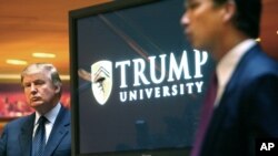 Foto de 2005 en la que aparece Donald Trump durante un evento de la ahora extinta Universidad Trump.