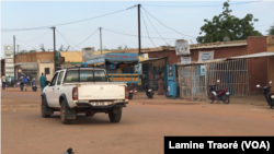 Une rue de Dori au Burkina Faso le 7 octobre 2019 (VOA/Lamine Traoré)