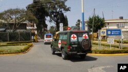 Des corps de victimes d’attaques de shebab transportés dans une ambulance, à Nairobi, Kenya, 27 janvier 2017.