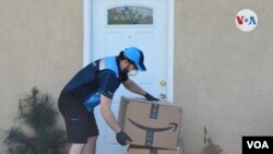 Luciendo con su uniforme azul y celeste, con una mascarilla y guantes este miembro de la flota de Amazon recorre las calles desiertas del condado de Marin, desde el alba hasta el ocaso. [Foto: Lenny Castro, VOA]