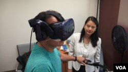 Keck School of Medicine of USC assistant professor Judy Pa watches as Wayne Garcia participates in a study that looks at whether virtual reality combined with exercise can prevent dementia. (E. Lee/VOA)