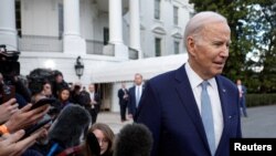 Presiden AS Joe Biden berjalan meninggalkan Gedung Putih selepas berbicara dengan para wartawan di Washington, pada 24 Februari 2023. (Foto: Reuters/Evelyn Hockstein)