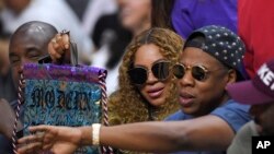 Beyonce dan Jay Z menyaksikan pertandingan bola basket NBA antara Los Angeles Clippers dan Utah Jazz di Los Angeles, 30 April 2017. 