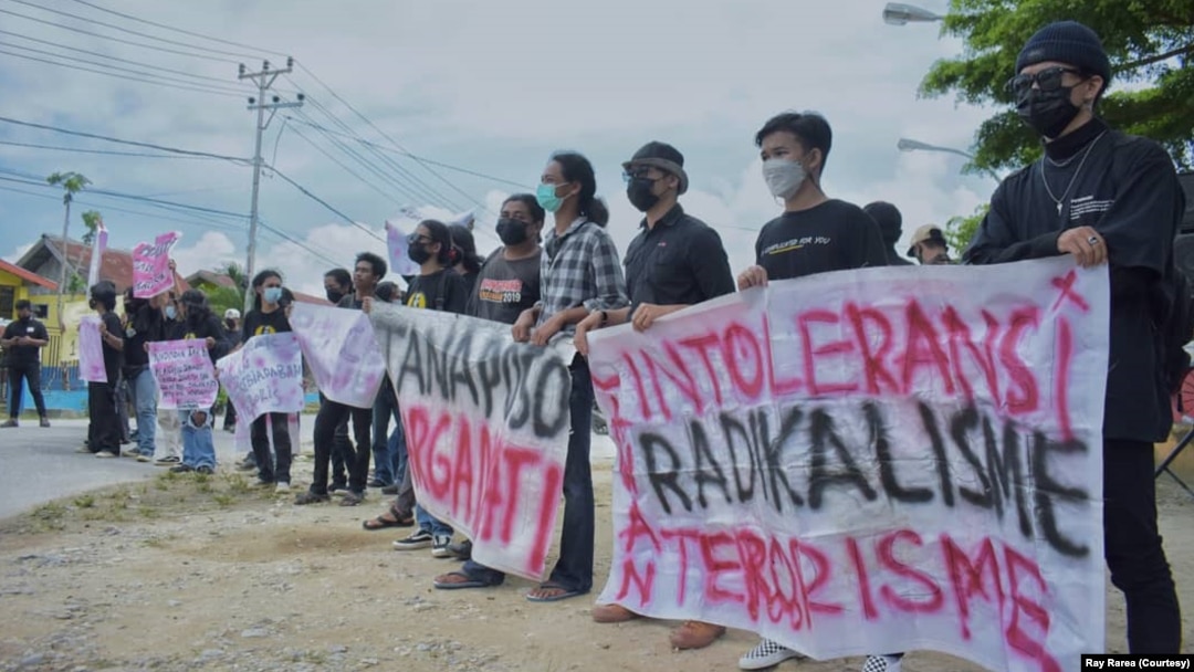 Aksi demonstrasi Aliansi Pemuda Poso mendesak penuntasan kasus terorisme di Kota Tentena. Sabtu (22/5/2021). (Foto: Coutesy/Ray Rarea)