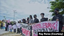 Aksi demonstrasi Aliansi Pemuda Poso mendesak penuntasan kasus terorisme di Kota Tentena. Sabtu (22/5/2021). (Foto: Coutesy/Ray Rarea)