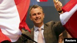 Norbert Hofer, kandidat dari partai sayap kanan yang anti-imigrasi, Partai Kebebasan, saat kampanye terakhir di Wina (22/4).