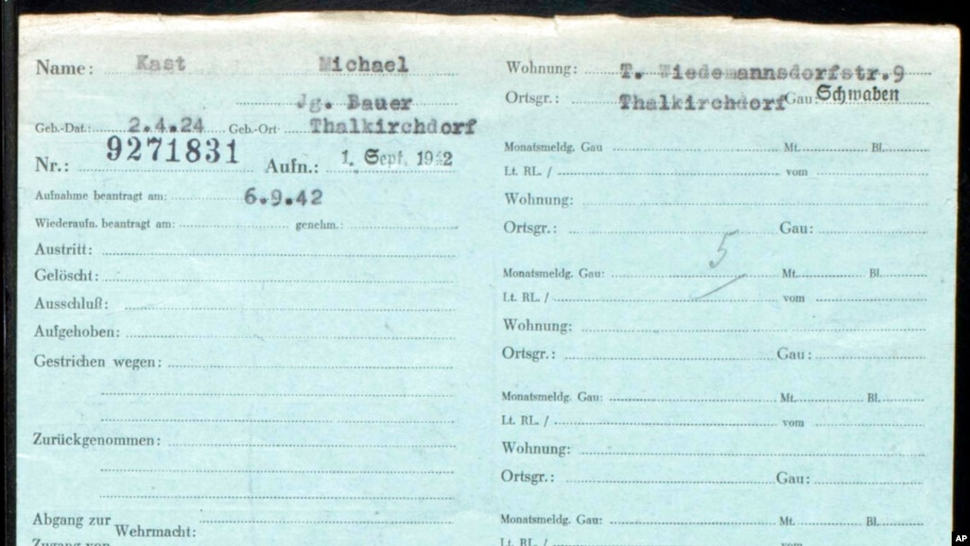 La tarjeta de identidad emitida por el Archivo Federal de Alemania muestra que un hombre de 18 años llamado Michael Kast se afilió al Partido Nacionalsocialista de los Trabajadores Alemanes el 1 de septiembre de 1942. [Foto: Archivo Federal de Alemania vía AP].