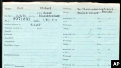 La tarjeta de identidad emitida por el Archivo Federal de Alemania muestra que un hombre de 18 años llamado Michael Kast se afilió al Partido Nacionalsocialista de los Trabajadores Alemanes el 1 de septiembre de 1942. [Foto: Archivo Federal de Alemania vía AP].