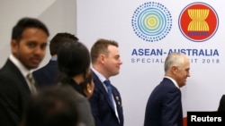 Perdana Menteri Australia Malcolm Turnbull berjalan melewati rombongan delegasi untuk sesi diskusi pemimpin negara berkembang dalam pertemuan antara Australia dan 10 negara anggota ASEAN, di Sydney, Australia, 16 Maret 2018.