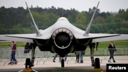 ເຮືອ​ບິນ​ລົບ F-35 ຂອງ​ບໍ​ລິ​ສັດ Lockheed Martin ທີ່​ວາງ​ສະ​ແດງ ໃນ​ງານ​ໂຊ​ເຮືອ​ບິນ ທີ່​ນະ​ຄອນ​ເບີ​ລິນ ປະ​ເທດ​ເຢຍ​ຣະ​ມັນ ເມື່ອ​ວັນ​ທີ 25 ເມ​ສາ 2018.
