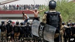Polisi anti huru hara Irak memblokir jalanan untuk mencegah pengunjuk rasa menyerbu gedung pemerintah daerah di Basra, 550 kilometer tenggara Baghdad, Irak, 15 Juli 2018. (Foto: dok).