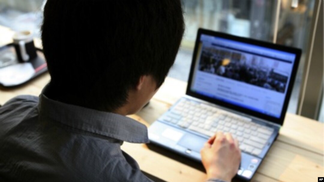 Dân chúng Trung Quốc rất hăng hái thảo luận trên mạng internet về những sự kiện chính trị.