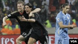 Sami Khedira celebra con Per Mertesacker el tercer gol que le dio a los alemanes la medalla de bronce en el Mundial de Sudáfrica.