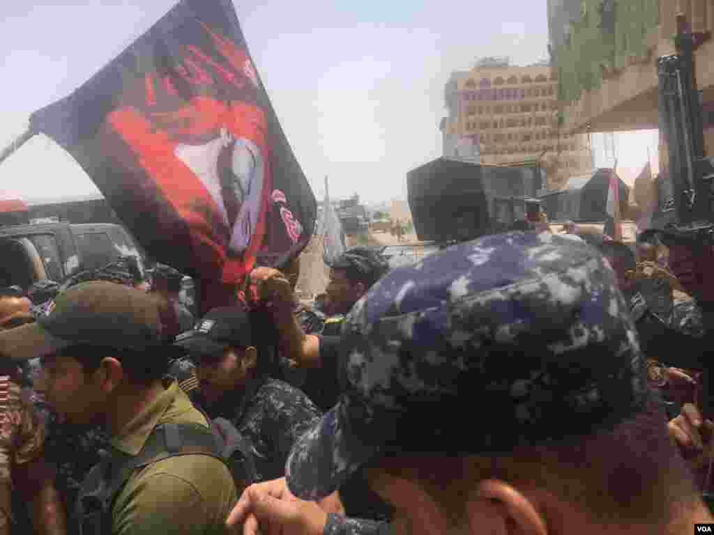 Iraqi troops celebrate in Old Town Mosul, Iraq, July 8, 2017. (K. Omer/VOA Kurdish)