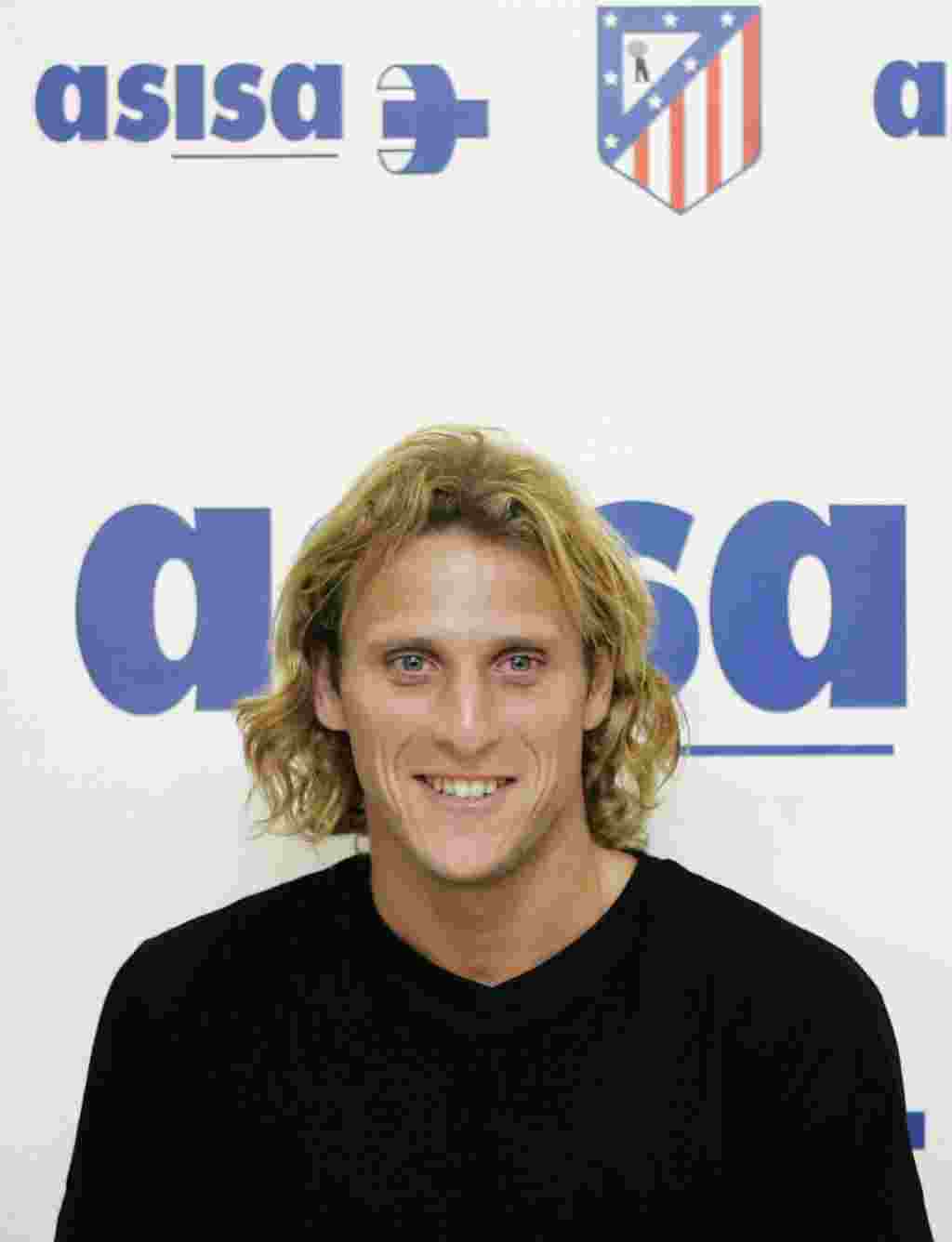 El jugador de fútbol uruguayo Diego Forlán firmó con el Atlético de Madrid en julio de 2007.