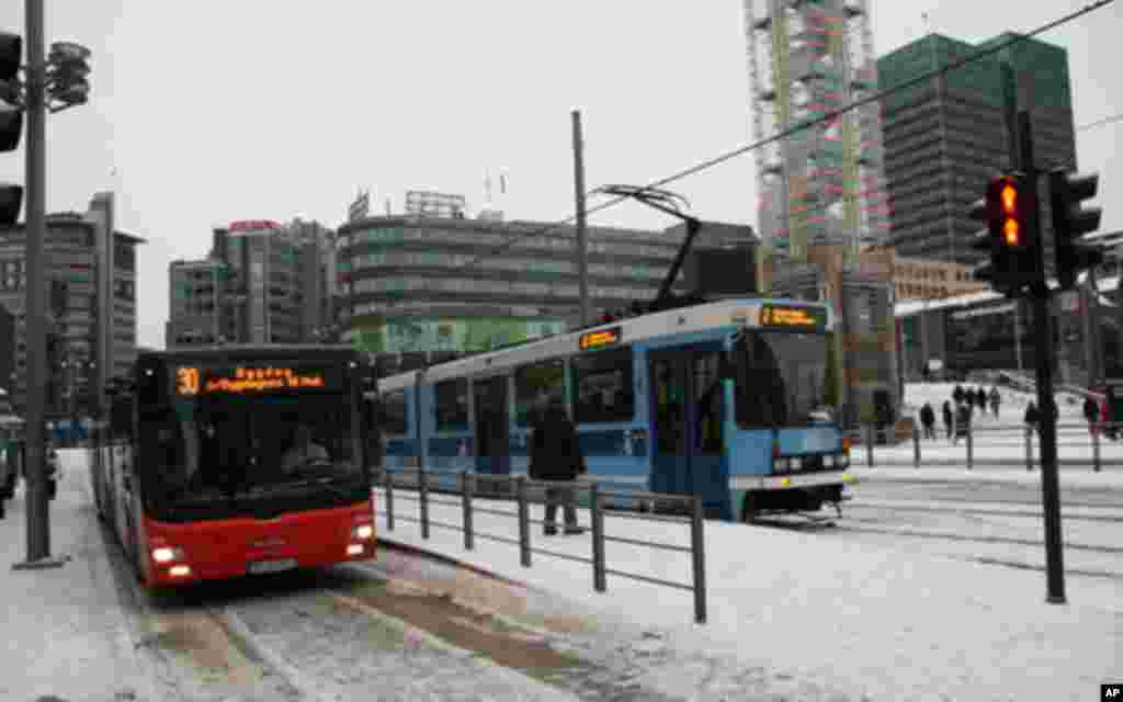 奥斯陆中央火车站外的公共汽车与有轨公交车。中央火车站是奥斯陆最主要街道卡尔.约翰道的一端。卡尔.约翰是19世纪瑞典和挪威共奉的国王。在诺贝尔立下遗嘱设立各项诺贝尔奖时，瑞典和挪威还在同一个国王治下。