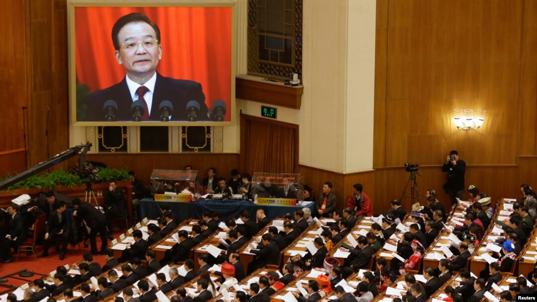 PM China Wen Jiabao (di layar) berpidato di depan parlemen saat pembukaan konfrensi Partai Komunis China di Beijing (5/3/2013) . 