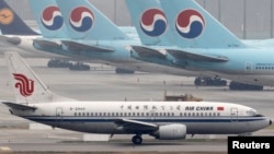 Un Boeing 737-300 d'Air China fait le taxi sur le tarmac de l'aéroport international d'Incheon, à l'ouest de Séoul, le 19 avril 2010. 