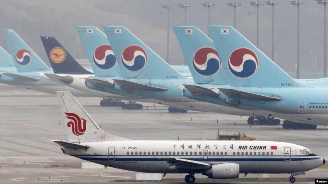 Các máy bay của hãng Korean Air và Lufthansa đậu phía sau một chiếc Air China Boeing 737-300, tại phi trường Incheon International Airport. Hình minh họa. (REUTERS/Jo Yong-Hak)
